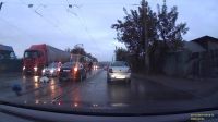 Утренний дождь привел к смертельному ДТП на барнаульской улице
