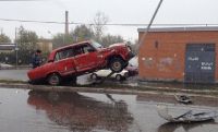 В Бийске «семерка» взгромоздилась на столб с подачи другого авто