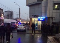 Полицейские с кинологами оцепили барнаульское отделение банка ВТБ
