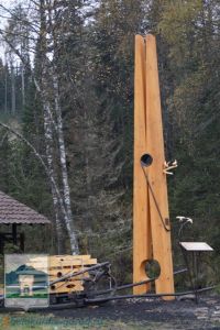 Знаменитый алтайский художник установил в Белокурихе памятник прищепке