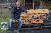 Знаменитый алтайский художник установил в Белокурихе памятник прищепке