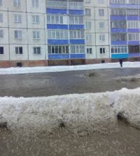 Крупную барнаульскую улицу запрудило водой во время снегопада