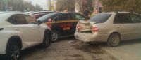 Пассажирский автобус в Барнауле смял Lexus и машину такси