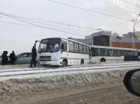Неуправляемая маршрутка заблокировала движение на барнаульском мосту