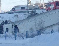 Груженая фура сорвалась в кювет на крутом спуске в Барнауле
