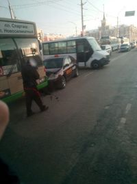 «Максимальный» урон: на главной площади Барнаула автомобиль такси «встретил» пассажирский автобус
