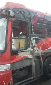 На заметенной бийской трассе столкнулись пассажирский автобус и грузовик