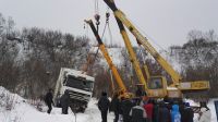 Перевернувшуюся фуру из снежного плена вызволили «рядовые» барнаульцы
