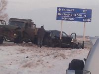 Водитель «ГАЗ» потерял управление и снес иномарку с алтайской трассы