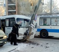 Водитель барнаульской маршрутки въехал в бетонный столб, спасая пенсионерку