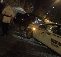 Барнаульцы пострадали в ночной аварии с участием автомобиля службы такси