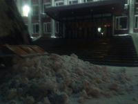 Молодой сельчанин подбросил «КамАЗ» снега к крыльцу бийской администрации