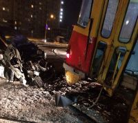 Барнаульский трамвай остался без задней площадки после ночного столкновения с иномаркой