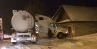 На барнаульской улице грузовик снесло c дороги в жилой дом