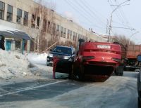 Mitsubishi Lancer встал на крышу, уходя от столкновения с барнаульским автобусом