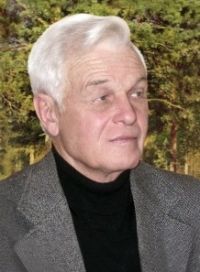 Александр Карлин наградил юбиляра Кудинова за его многолетнее творчество
