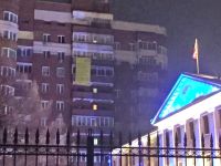 Фото баннера у полпредства (осветлено)