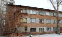 Очередное бийское общежитие с приходом весны «сбрасывает» кирпичи