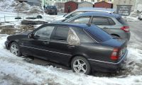 Отель Mercedes: в Барнауле мужчина обустроил жилье в подержанной иномарке