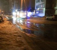 Порыв бесхозного водопровода вызвал преждевременный «паводок» на барнаульской улице