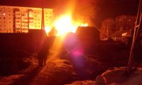 Двухэтажный коттедж полностью выгорел в серьезном ночном пожаре в Барнауле