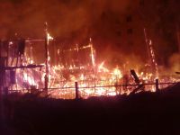 Двухэтажный коттедж полностью выгорел в серьезном ночном пожаре в Барнауле
