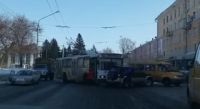Внедорожник «поймал» троллейбус на рубцовской дороге