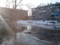 Бьющий среди барнаульских многоэтажек «фонтан» размыл один из дворов