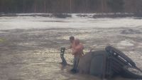 Бийские «экстремалы» утопили люксовый внедорожник в талой воде