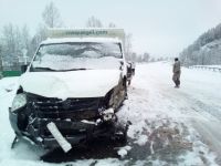 Водитель фургона пострадал в лобовом столкновении с «ГАЗелью» на заснеженной весенней трассе