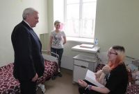Георгий Полтавченко передает презент школьнице