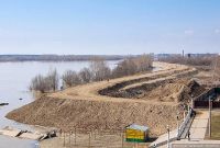 Общий вид на реку и берегоукрепление