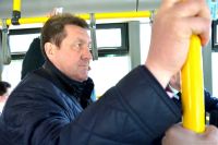 Пассажиры обязаны держаться за поручни