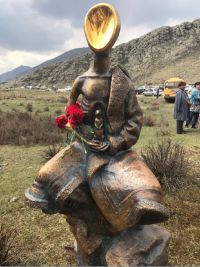 Памятник мальчику с сусликом в Онгудайском районе