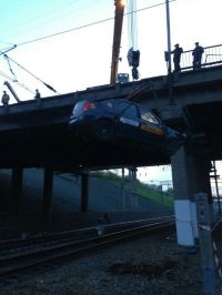 Поврежденный автомобиль пришлось эвакуировать с помощью крана