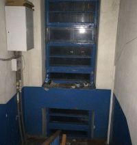 К вечеру осыпалась штукатурка и куски потолка