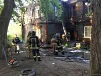В барнаульской двухэтажке устраняют последствия пожара