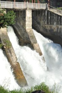 Пропуск воды через плотину