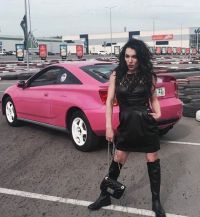 Кира Васильева на фоне Leroy Merlin