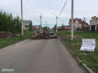 Улицу Жасминную снова перегородили - на этот раз комьями земли