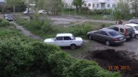 Припаркованные машины близ детской площадки