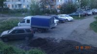 Вечерняя стоянка авто во дворе