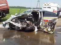 Автомобиль такси после лобового столкновения