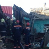Спасатели разбирают завалы на улице Колядо