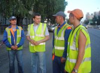 Даниил Бессарабов (второй слева) с дорожными рабочими