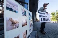 Владимир Карачев у стенда с фотографиями