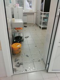 Осколками шифера изрешетило двери и окна в больнице