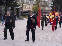 Евгений Якуба (справа) на бийском мемориале 9 мая