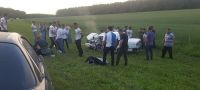 Очевидцы оказывают помощь пострадавшим в аварии