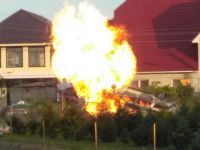 Автомобиль горит окрытым огнем после наезда на газовый узел